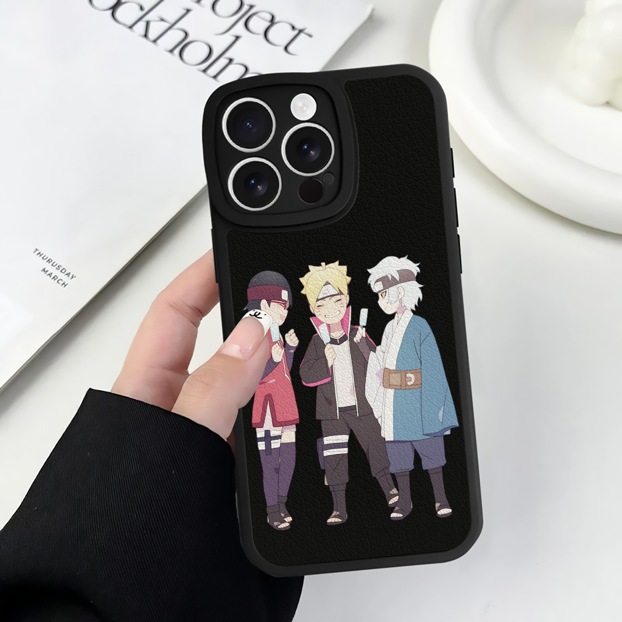 （画像用） NARUTO -ナルト- うちは サラダ Uchiha Sarada 【iPhone 16シリーズ対応】シリコンスマホケース（レザー調） 材質：シリコン